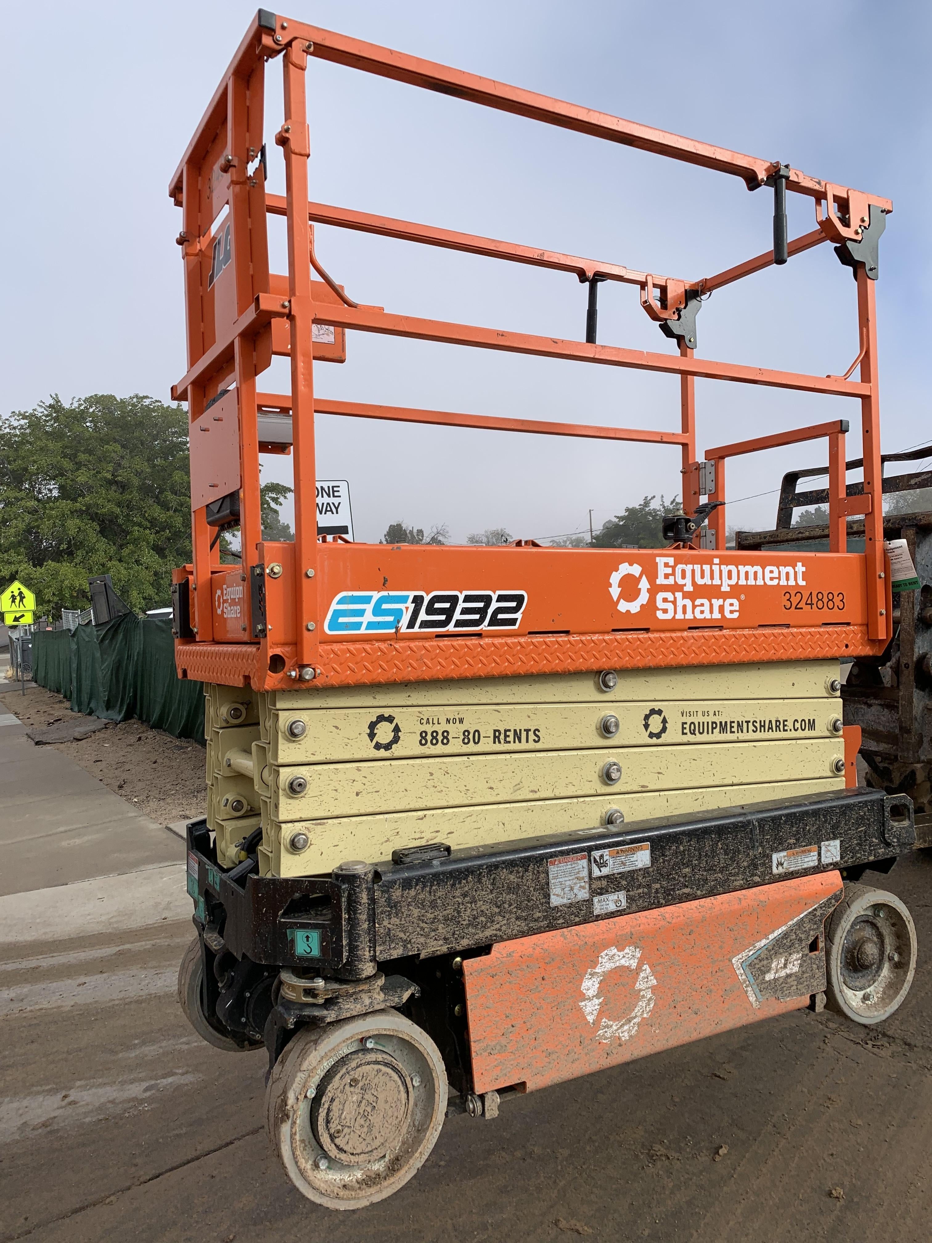 2023 JLG ES1932