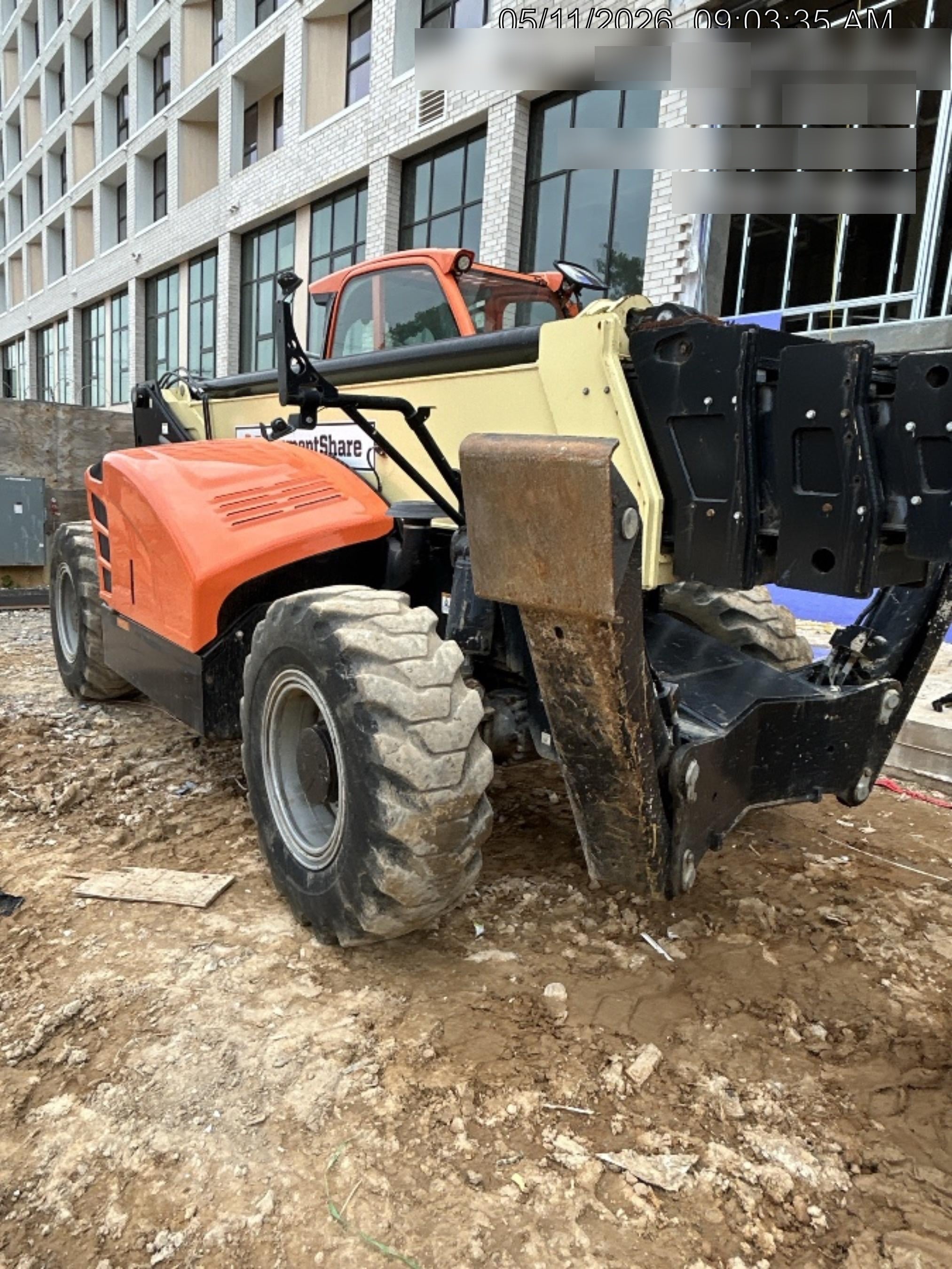 2021 JLG 1075