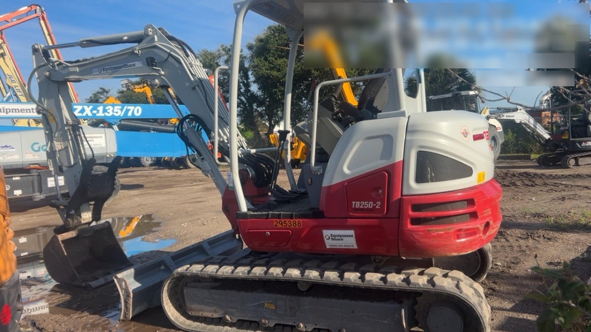 2023 TAKEUCHI TB250-2R