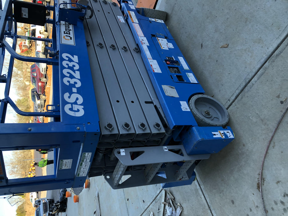 2019 Genie GS-3232 Folding rails with half height swing gate