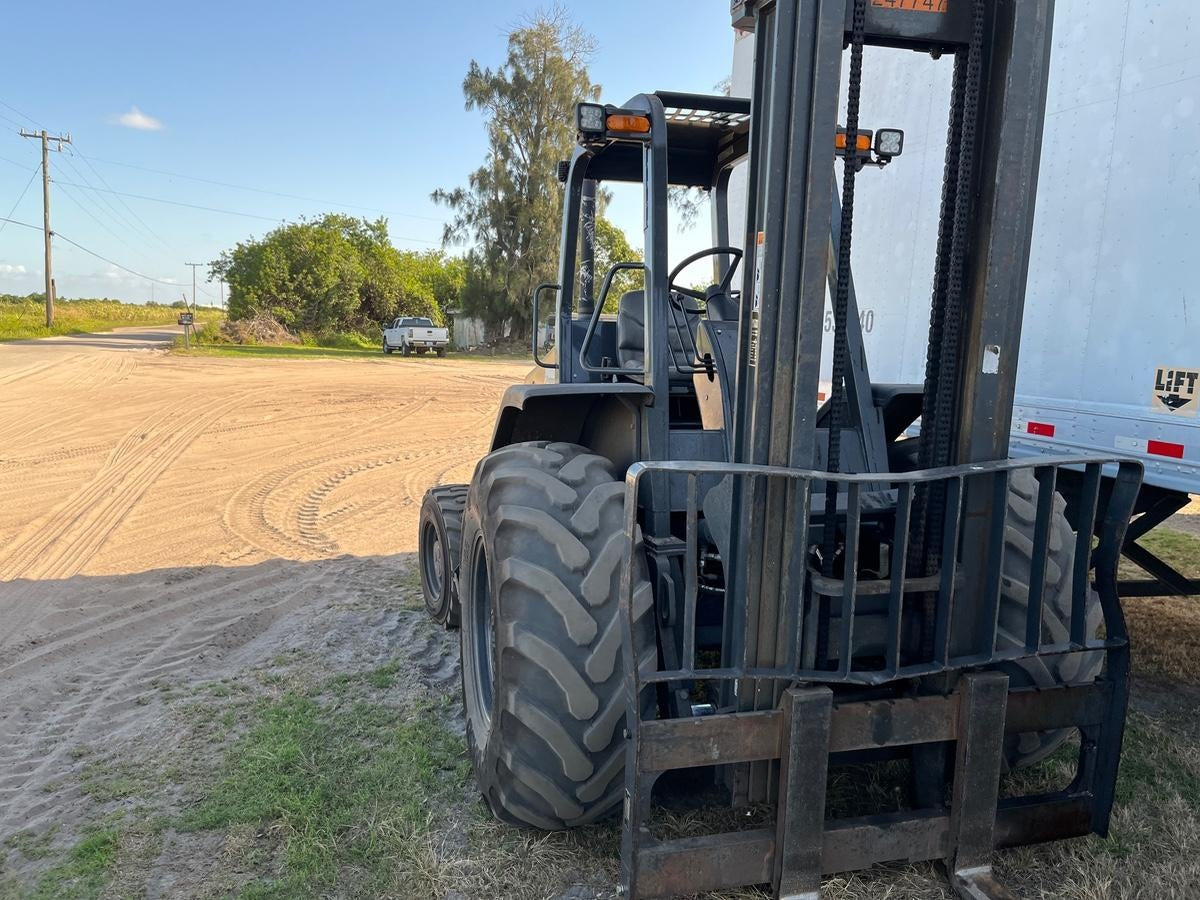 2022 CASE 586H