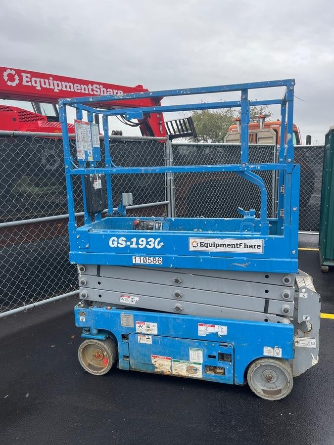2020 Genie GS-1930 Solid Non Marking Tires, Beacon, Folding rails with half height swing gate, 800W Inverter