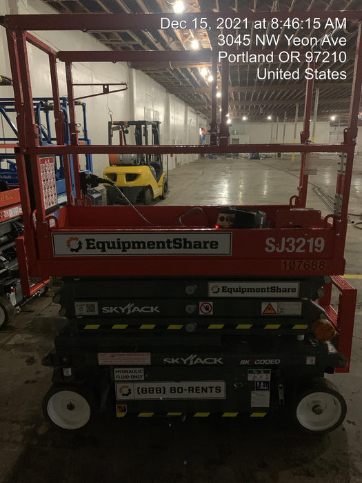 2020 Skyjack SJIII-3219 Solid NM Tires, Half height spring hinged entry gate, Dual Beacons, 800W Inverter