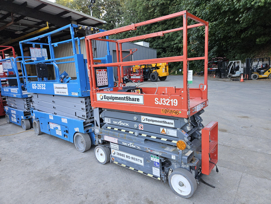 2020 Skyjack SJIII-3219 Solid NM Tires, Half height spring hinged entry gate, Dual Beacons, 800W Inverter