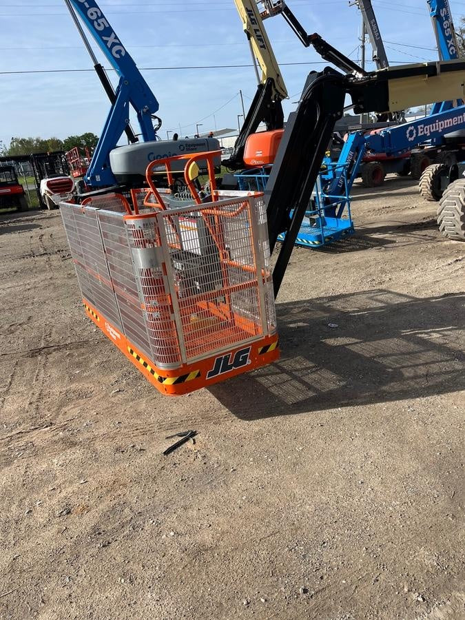 2025 JLG 800AJ