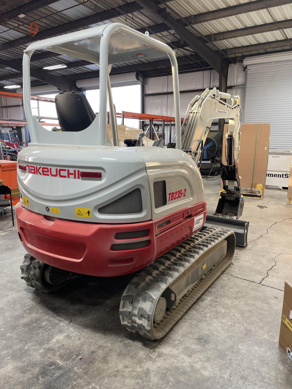 2022 TAKEUCHI TB235-2R