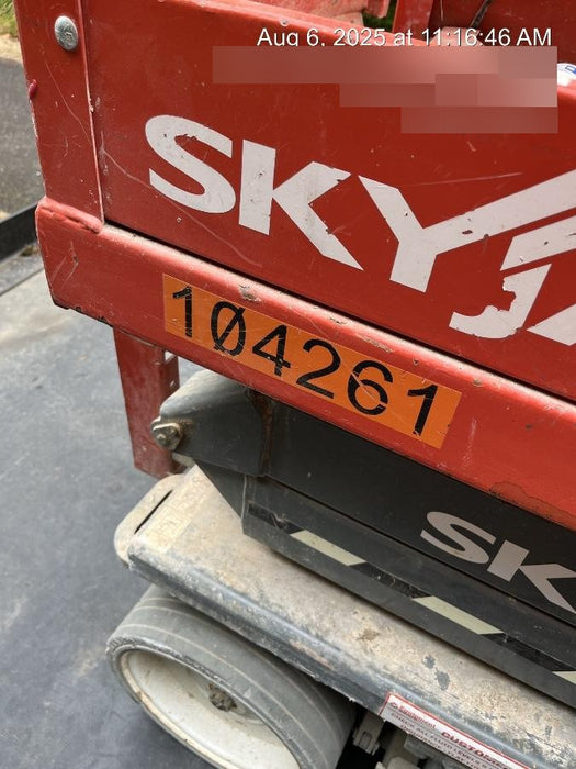 2020 Skyjack SJIII-3220 Solid NM Tires, Half height spring hinged entry gate, Dual Beacons, 6' Powered Extension Deck