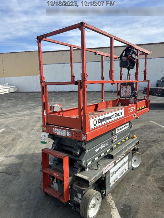 2020 Skyjack SJIII-3219 Solid NM Tires, Half height spring hinged entry gate, Dual Beacons, 800W Inverter