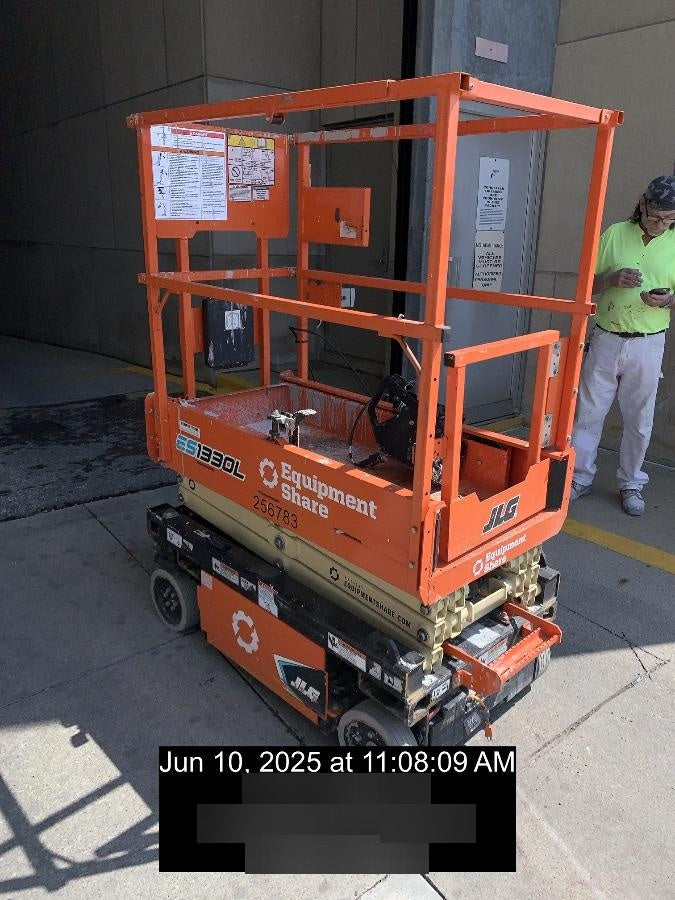 2022 JLG ES1330L