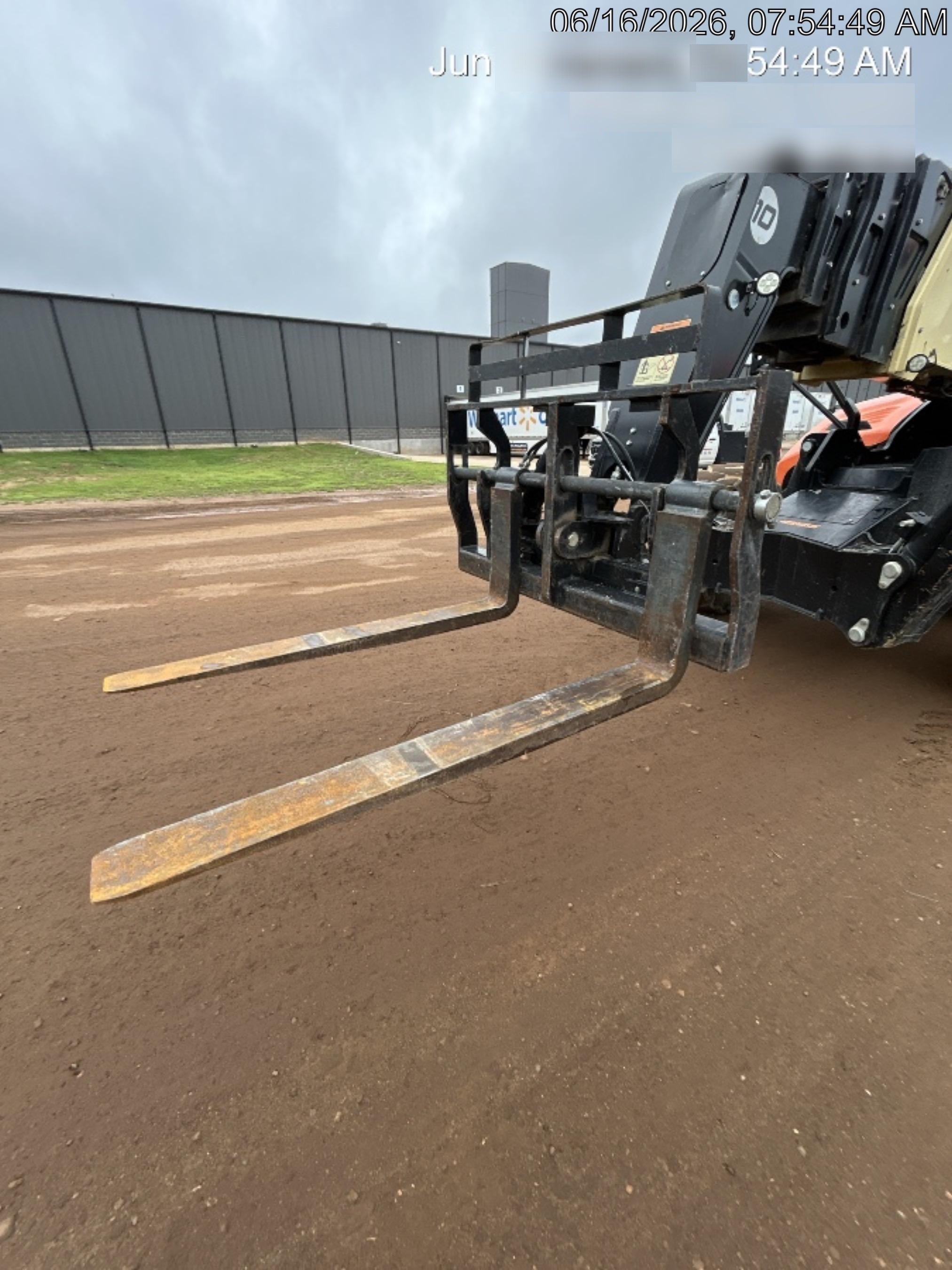 2022 JLG 1075