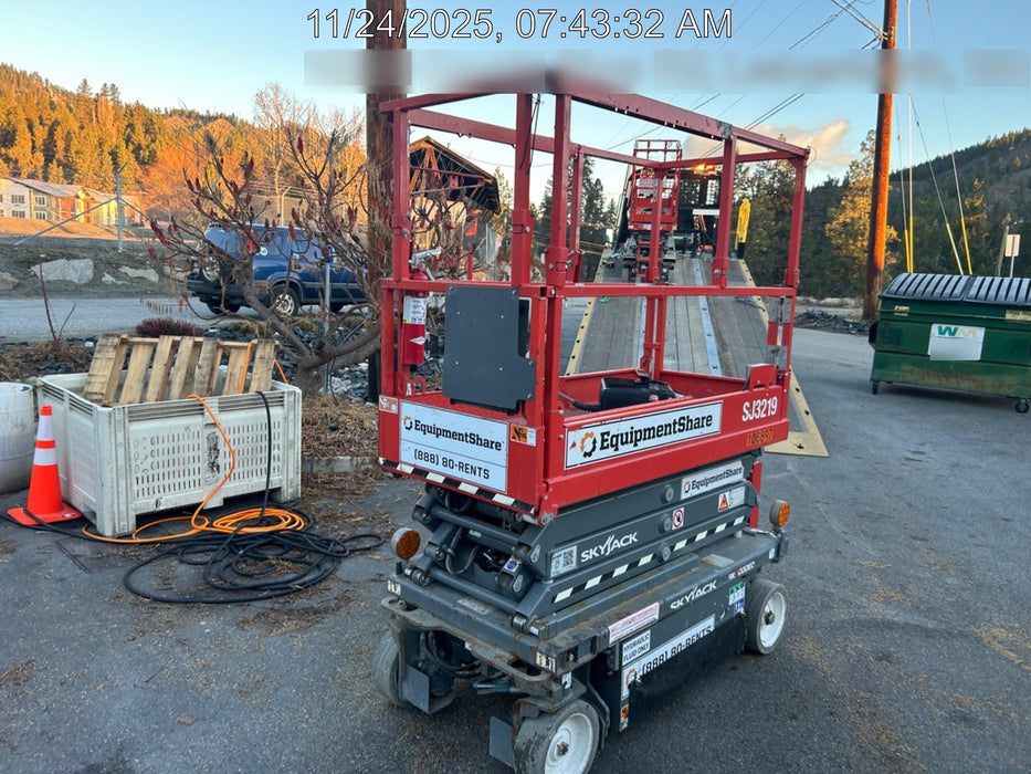 2020 Skyjack SJIII-3219 Solid NM Tires, Half height spring hinged entry gate, Dual Beacons, 800W Inverter