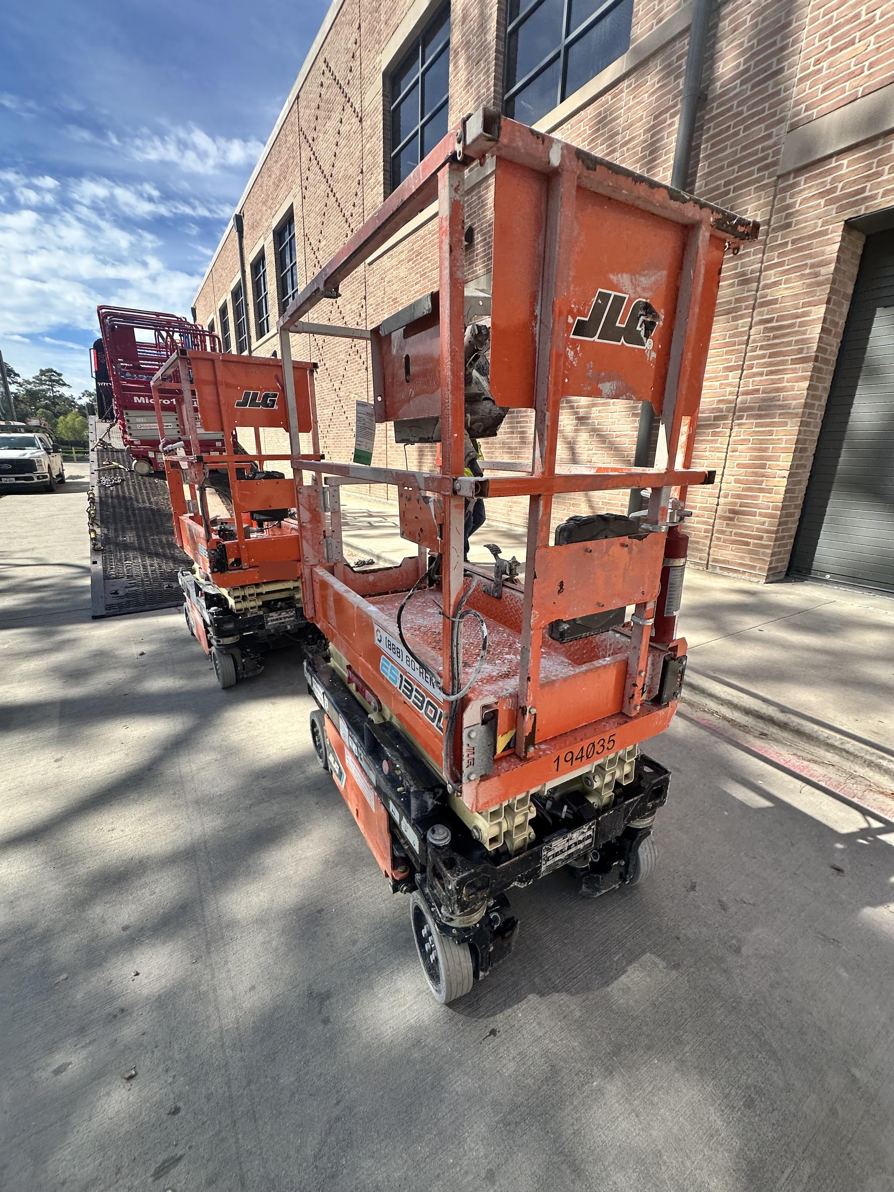 2021 JLG ES1330L