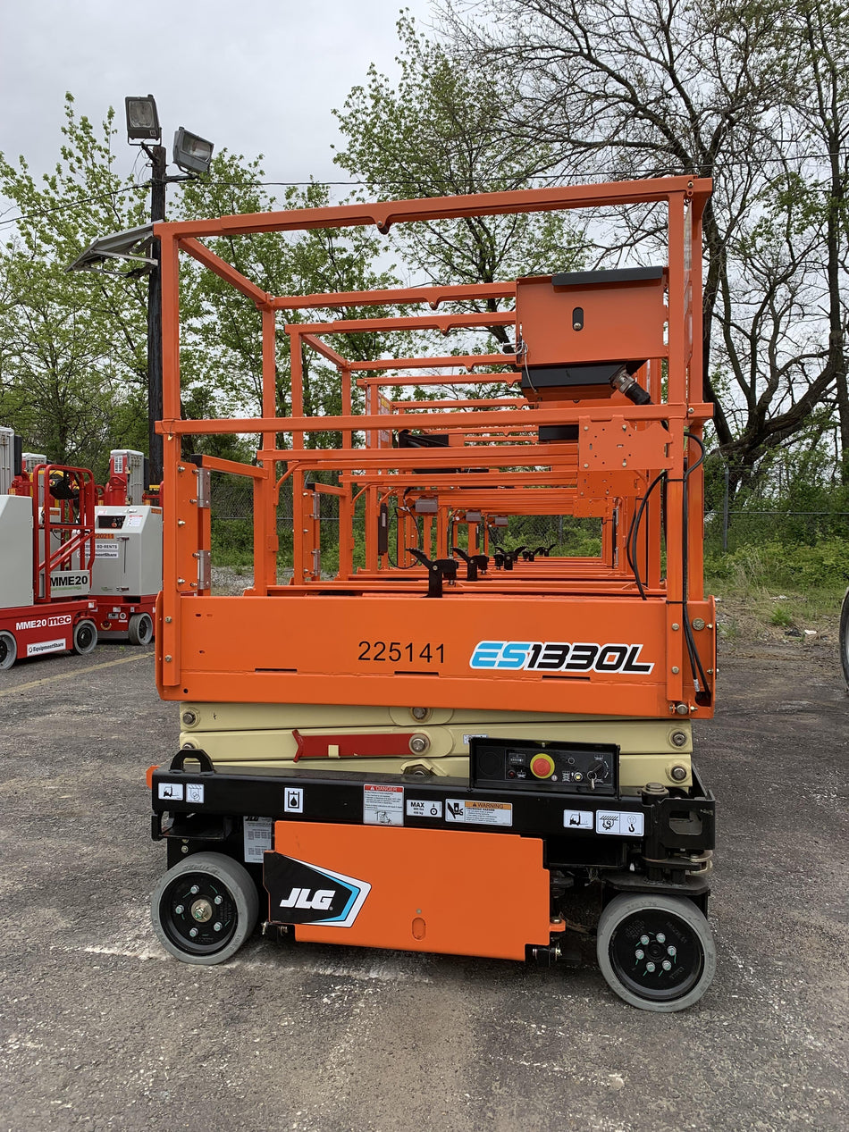2022 JLG ES1330L