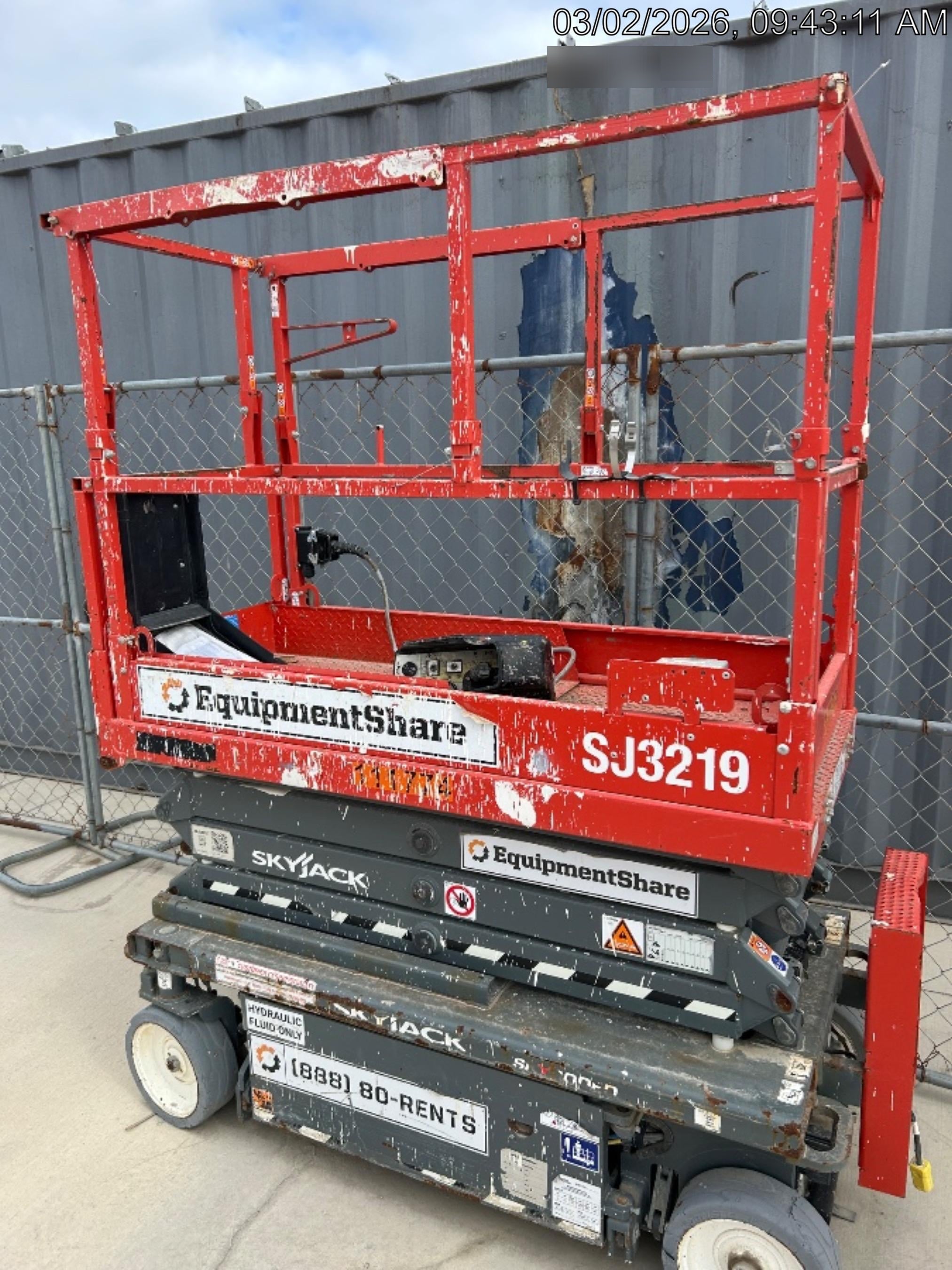 2020 Skyjack SJIII-3219 Solid NM Tires, Half height spring hinged entry gate, Dual Beacons, 800W Inverter