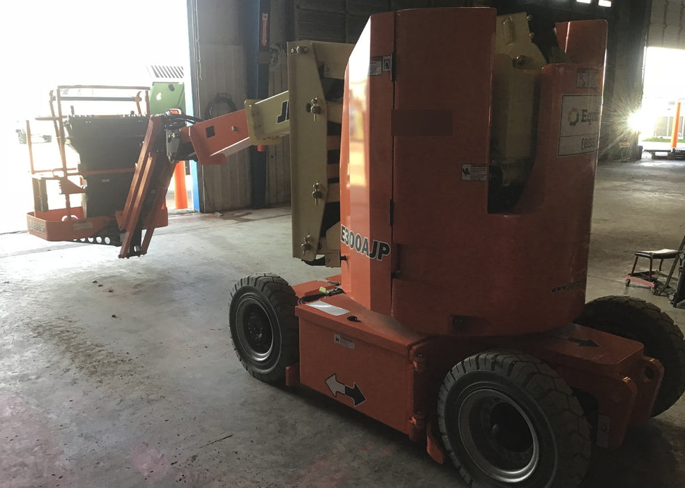2019 JLG E300AJP