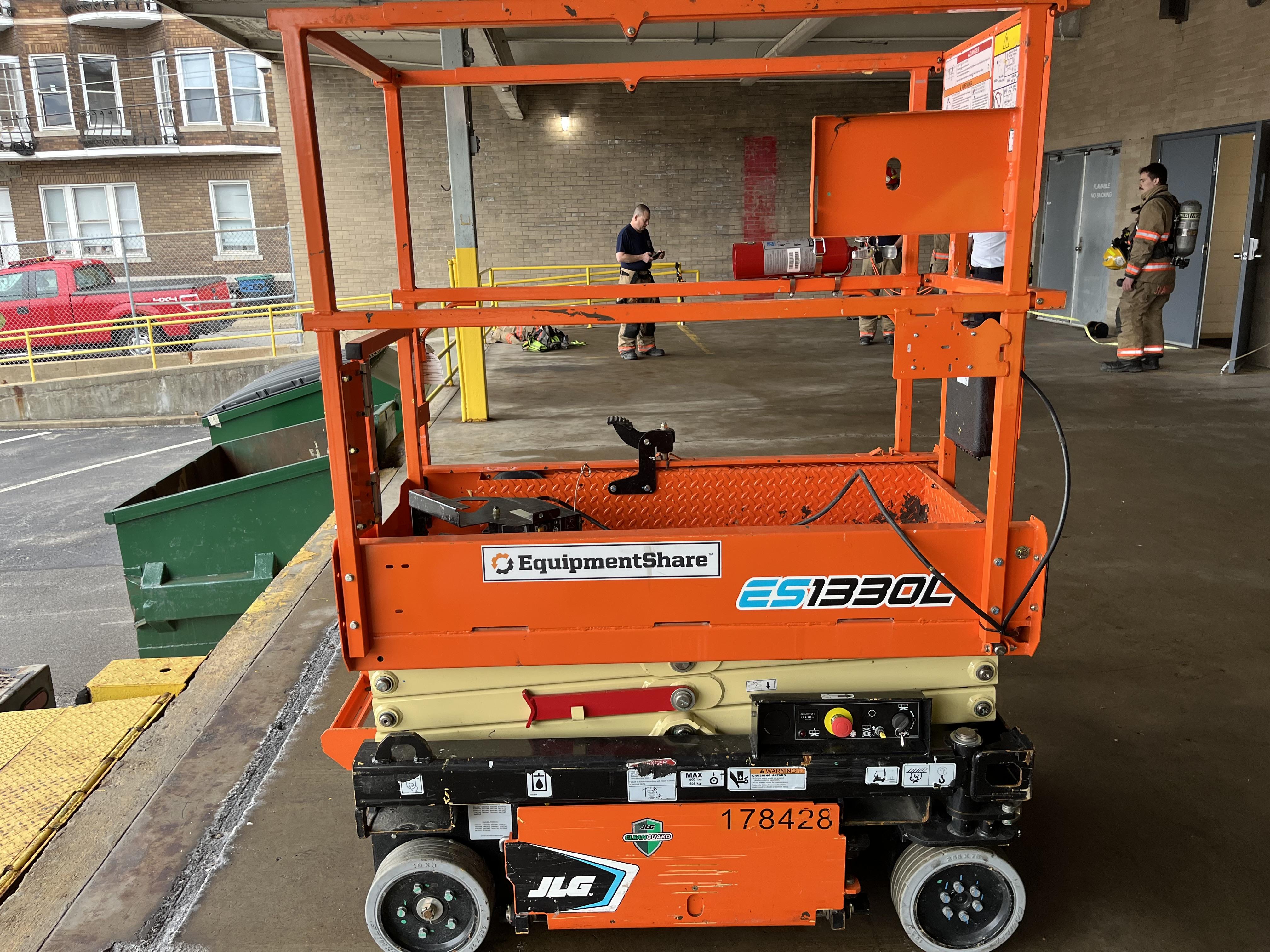 2021 JLG ES1330L