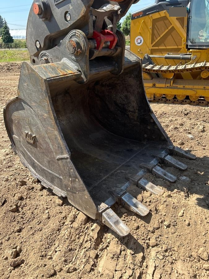 2025 HITACHI 54" Bucket - Hitachi