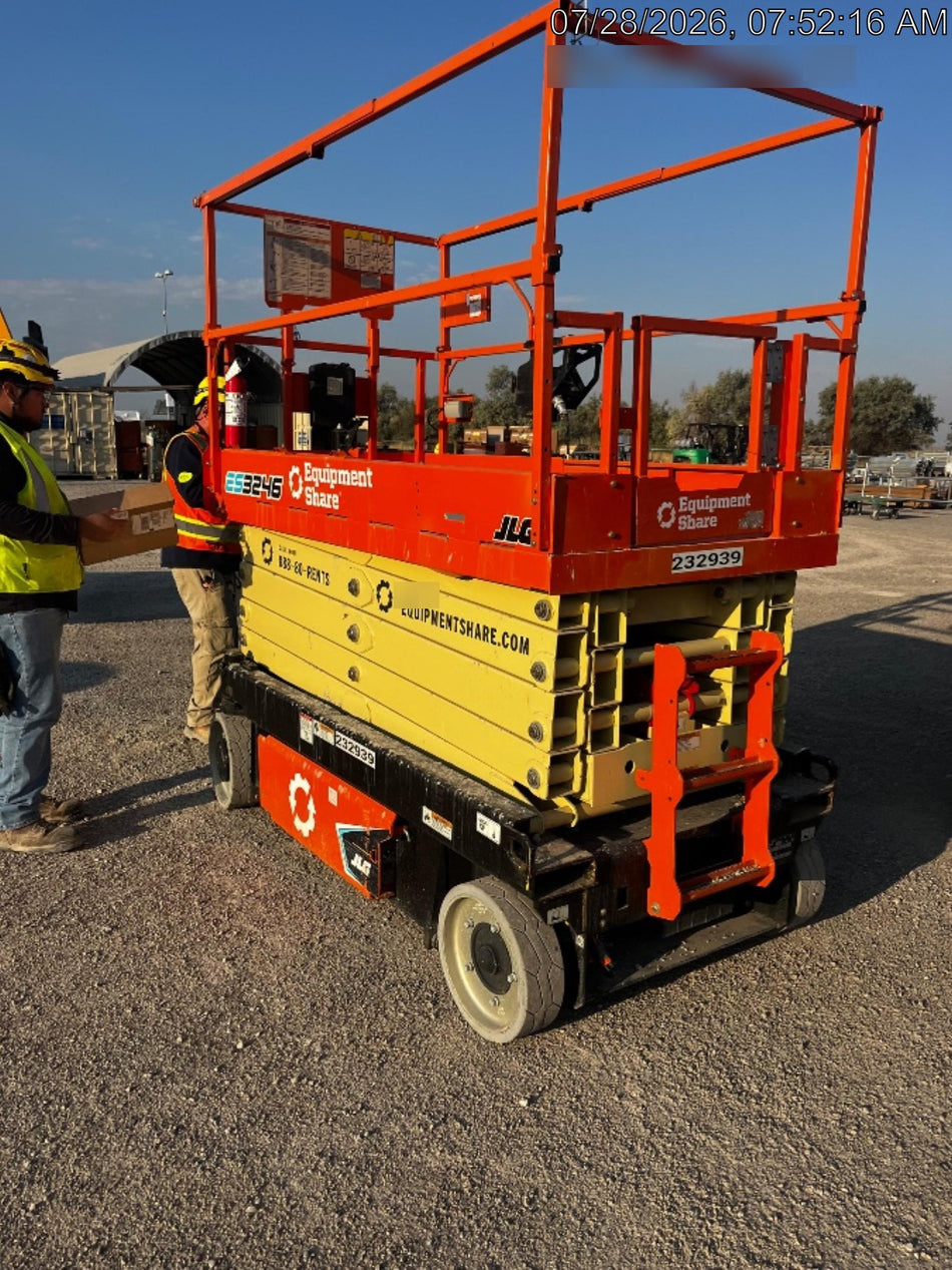 2022 JLG ES3246