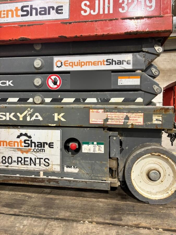 2020 Skyjack SJIII-3219 Solid NM Tires, Half height spring hinged entry gate, Dual Beacons, 800W Inverter