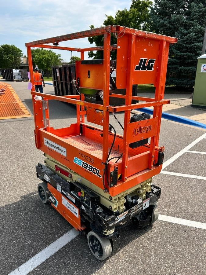 2021 JLG ES1330L