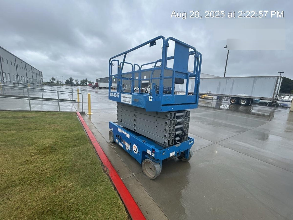 2019 Genie GS-4047 Folding rails with half height swing gate