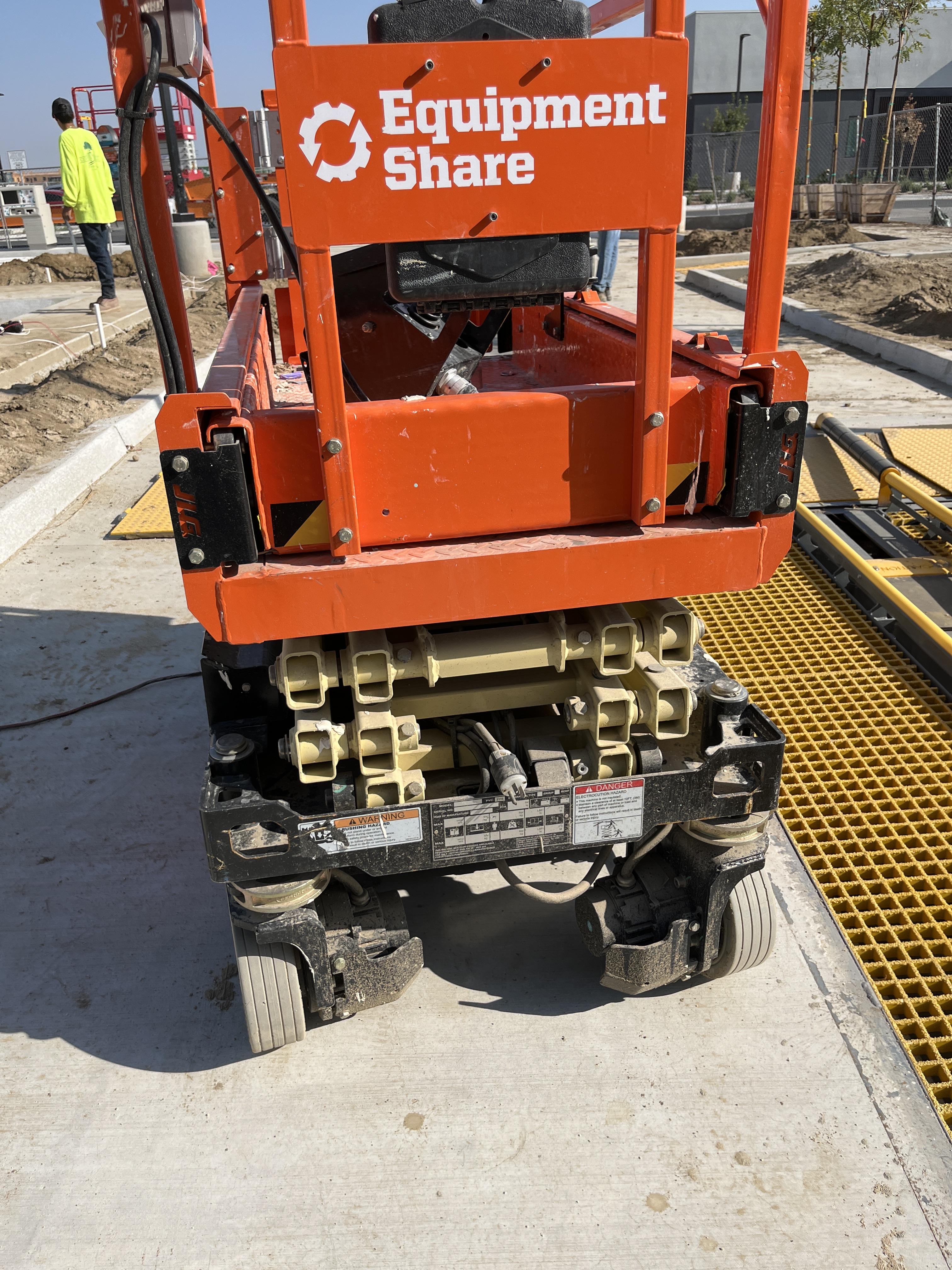 2022 JLG ES1330L