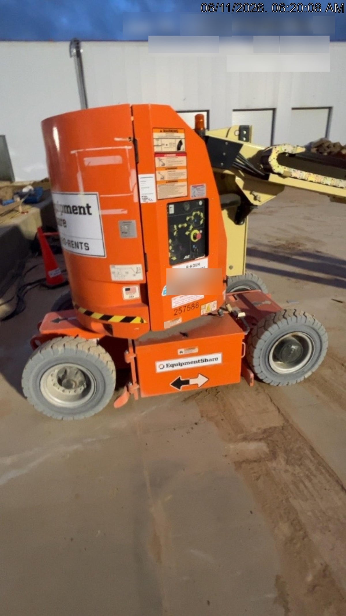 2022 JLG E300AJP