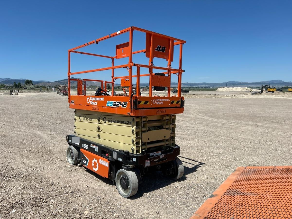 2022 JLG ES3246