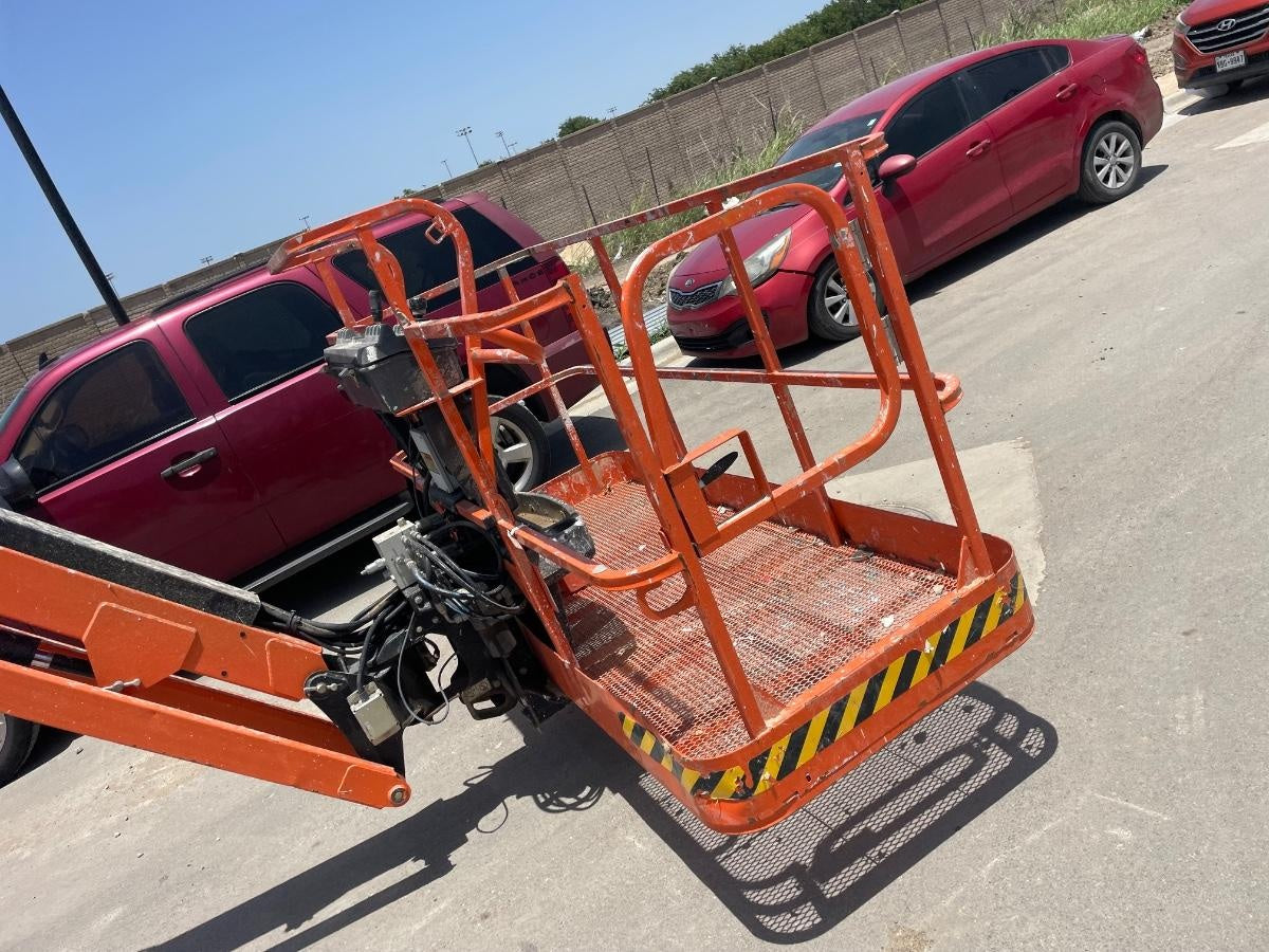 2022 JLG 860SJ