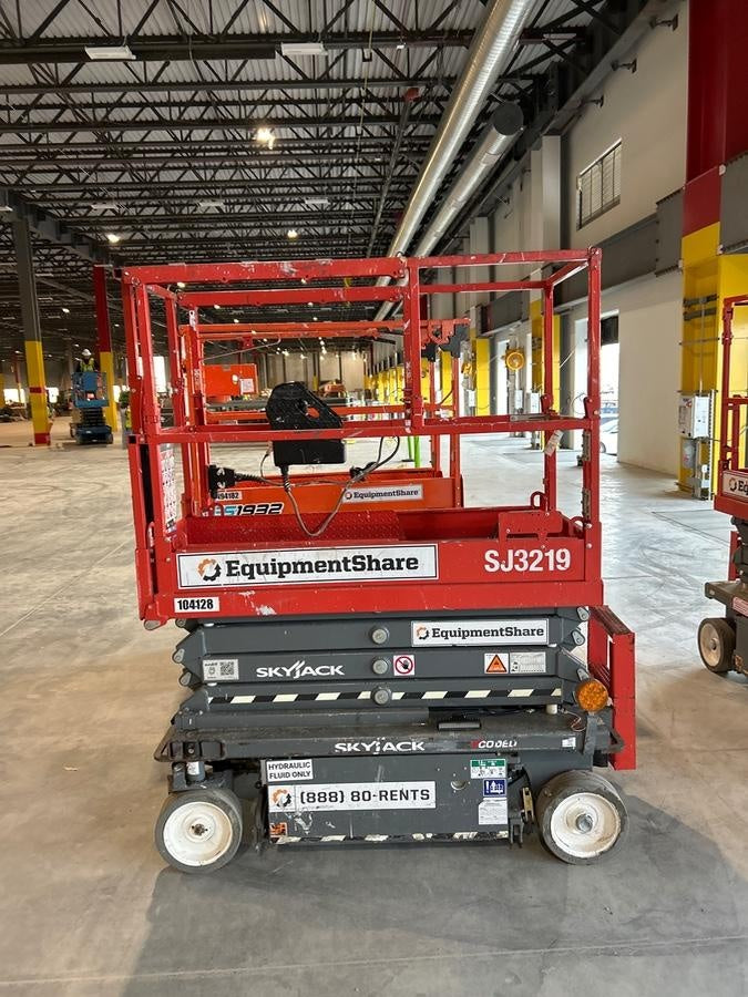 2020 Skyjack SJIII-3219 Solid NM Tires, Half height spring hinged entry gate, Dual Beacons, 800W Inverter