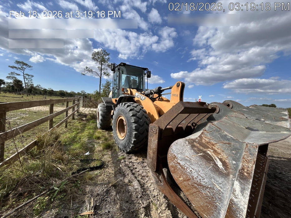 2016 Case 821F CLOSED CAB, JRB 418 STYLE HYD COUPLER