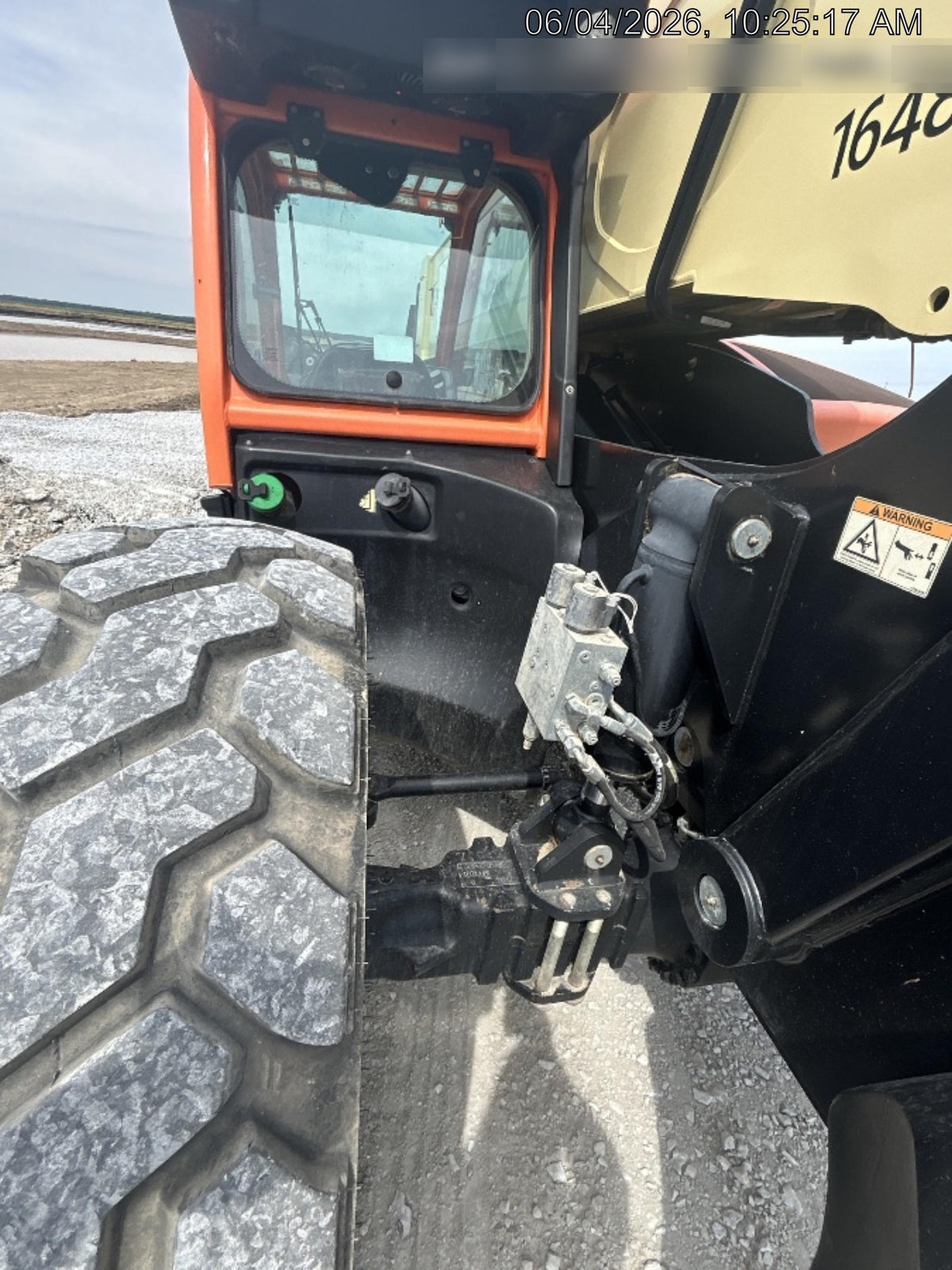 2016 JLG 1055