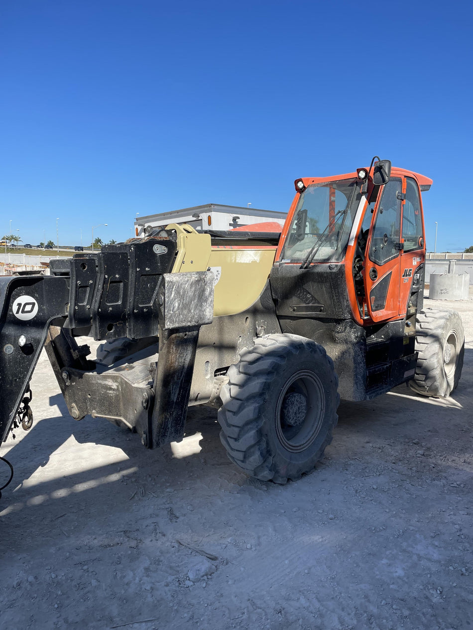 2022 JLG 1075