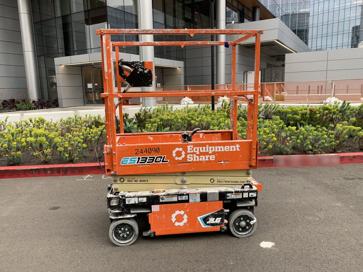2022 JLG ES1330L