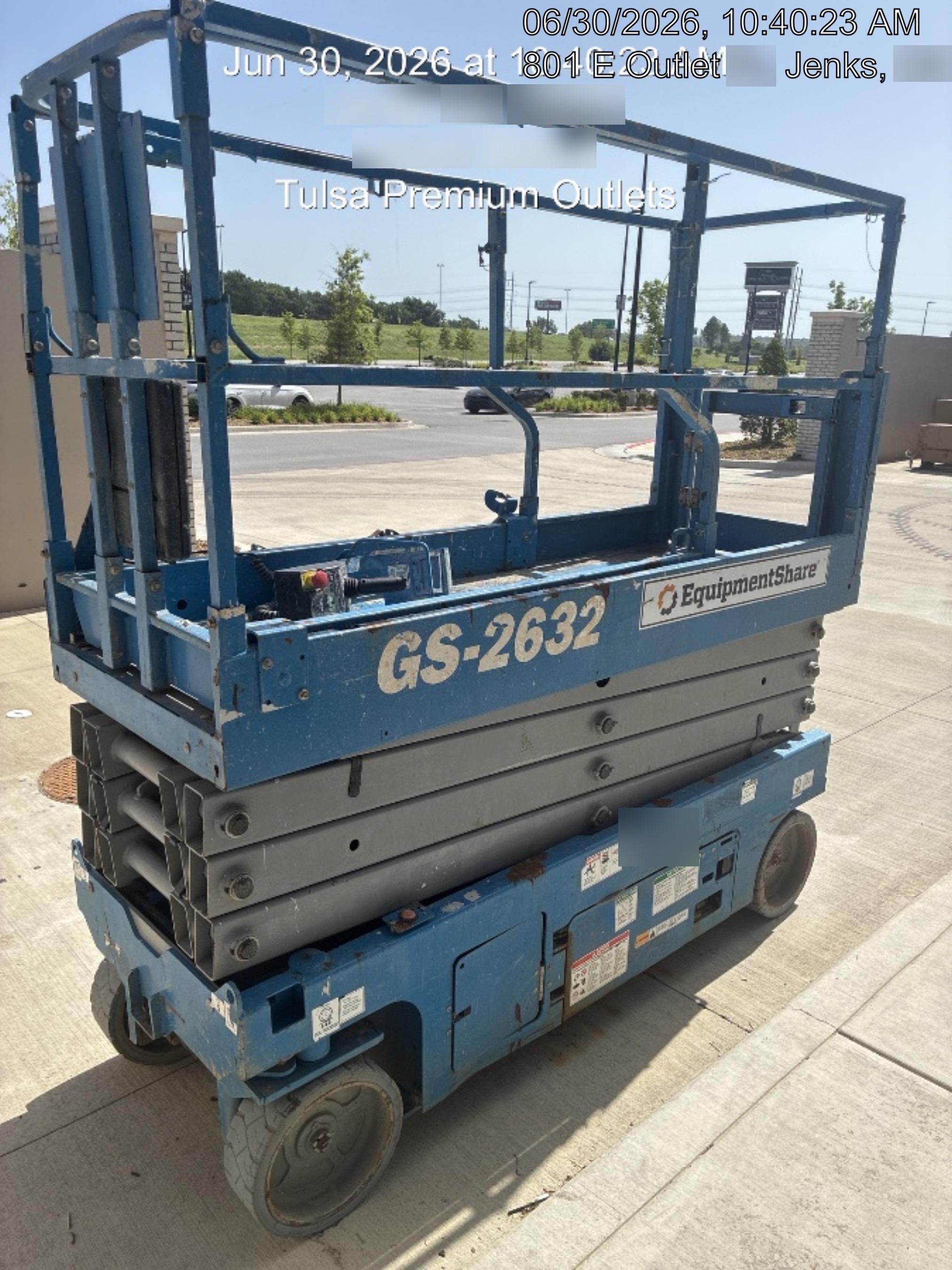 2019 Genie GS-2632 Folding rails with half height swing gate