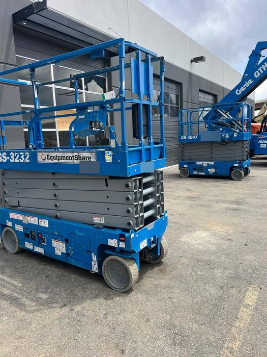 2019 Genie GS-3232 Folding rails with half height swing gate, 800 Amp Inverter