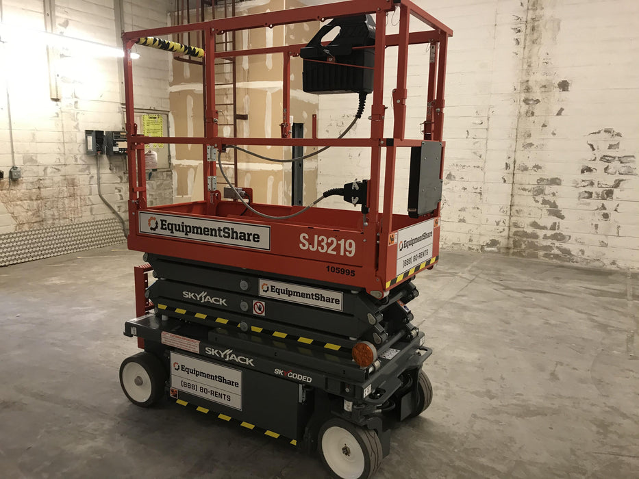 2020 Skyjack SJIII-3219 Solid NM Tires, Half height spring hinged entry gate, Dual Beacons, 800W Inverter