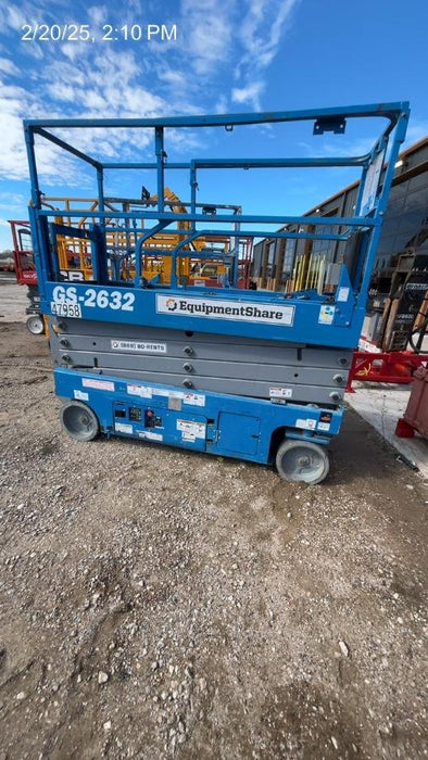 2019 Genie GS-2632 Folding rails with half height swing gate