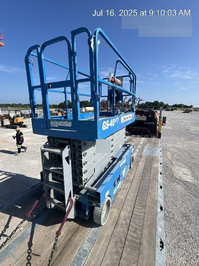 2019 Genie GS-4047 Folding rails with half height swing gate