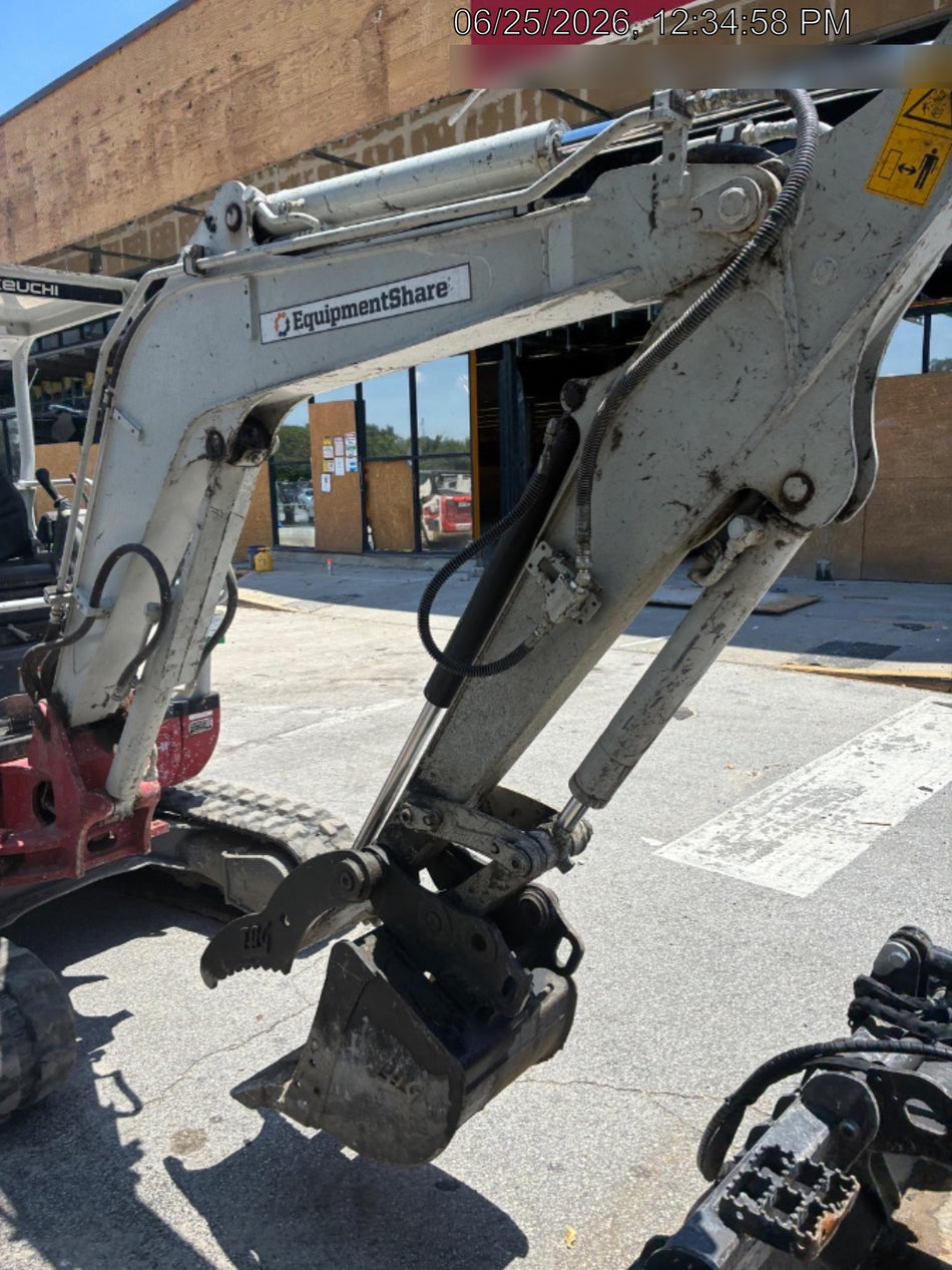 2022 TAKEUCHI TB235-2R