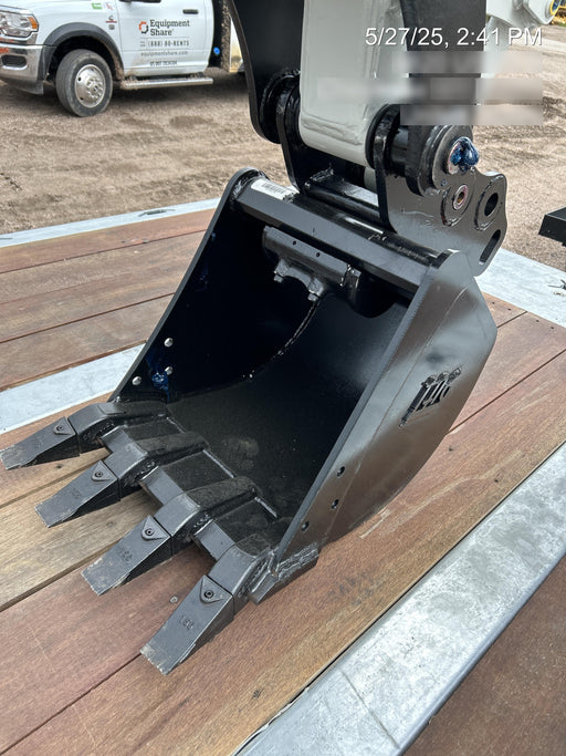 2025 TAKEUCHI 18" HD Bucket - Takeuchi