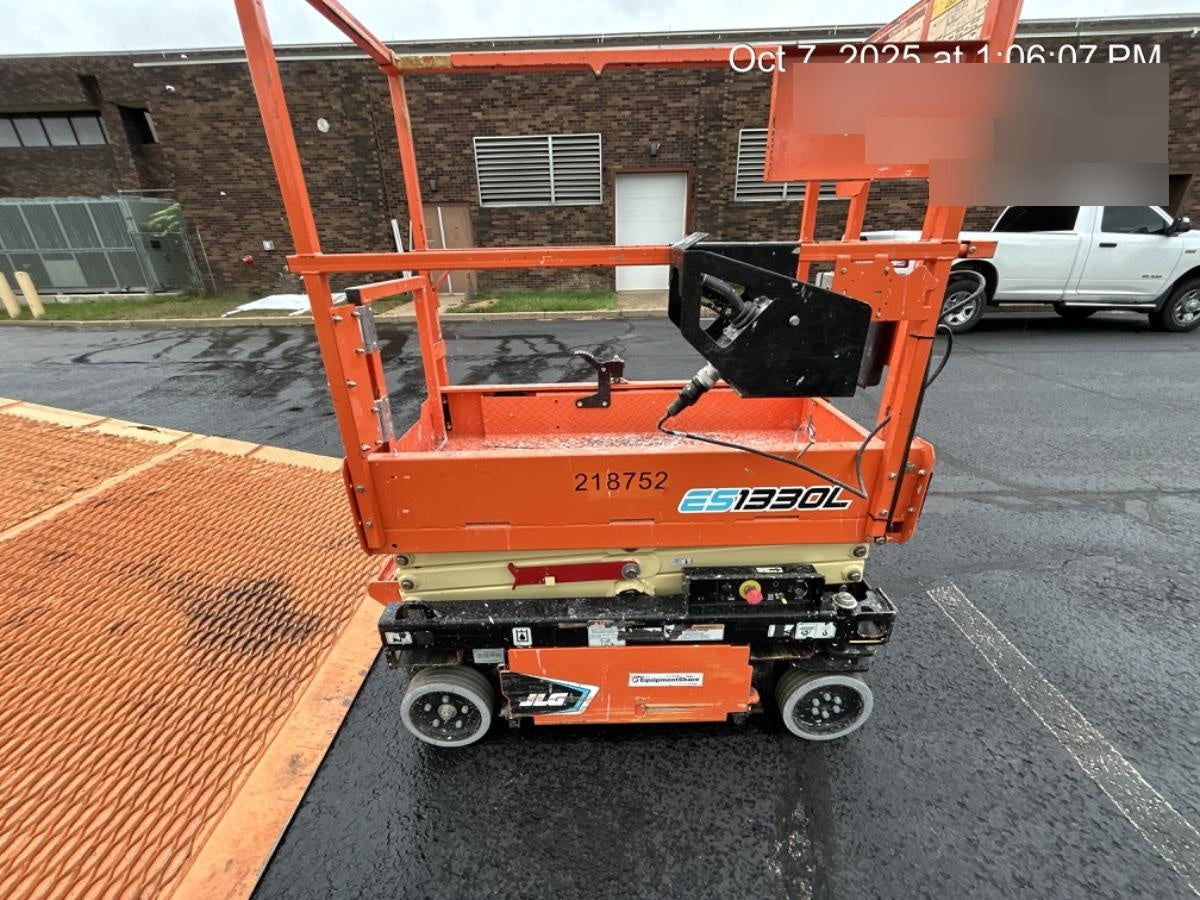 2022 JLG ES1330L