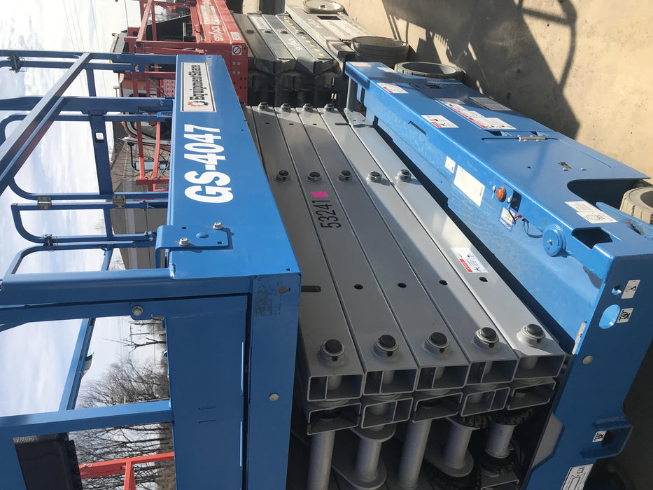 2019 Genie GS-4047 Folding rails with half height swing gate