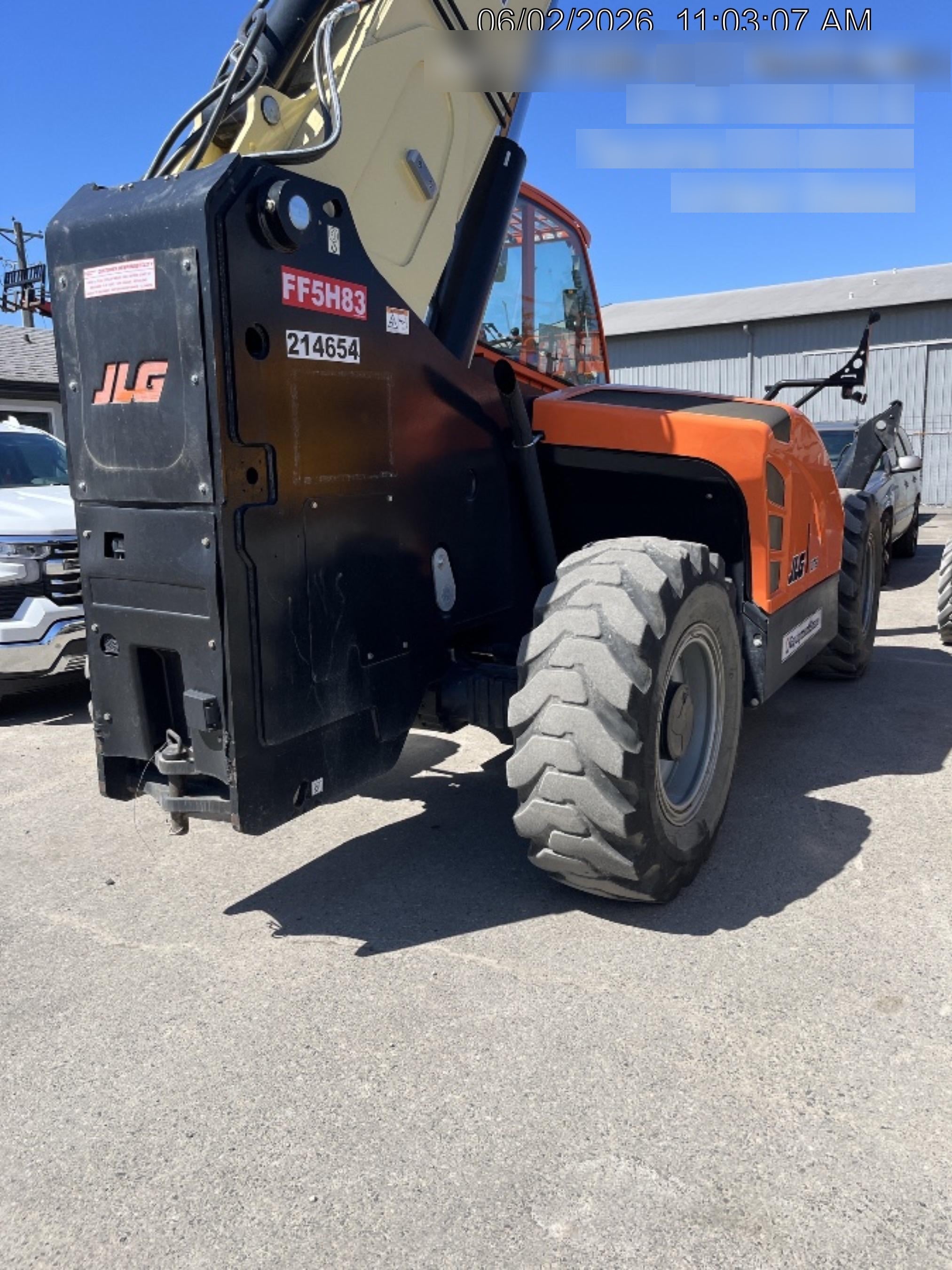 2022 JLG 1075