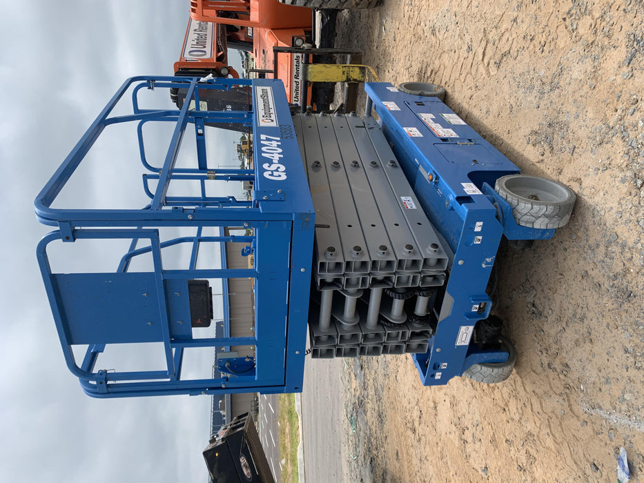 2019 Genie GS-4047 Folding rails with half height swing gate
