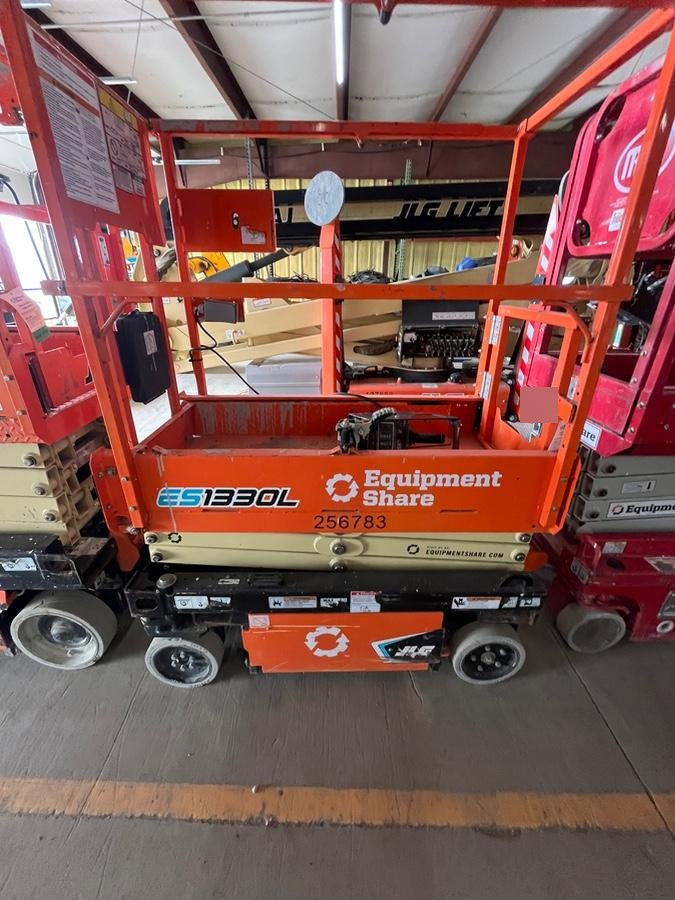 2022 JLG ES1330L
