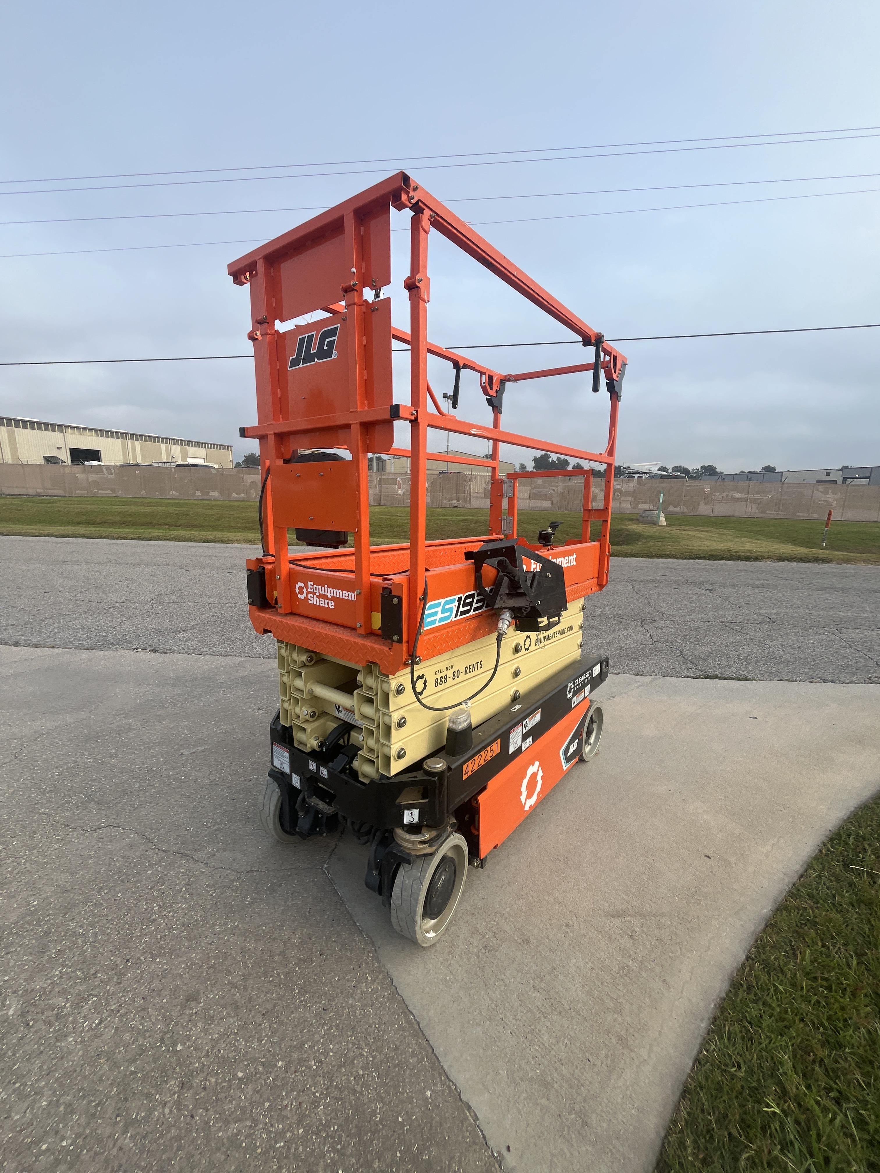 2024 JLG ES1932