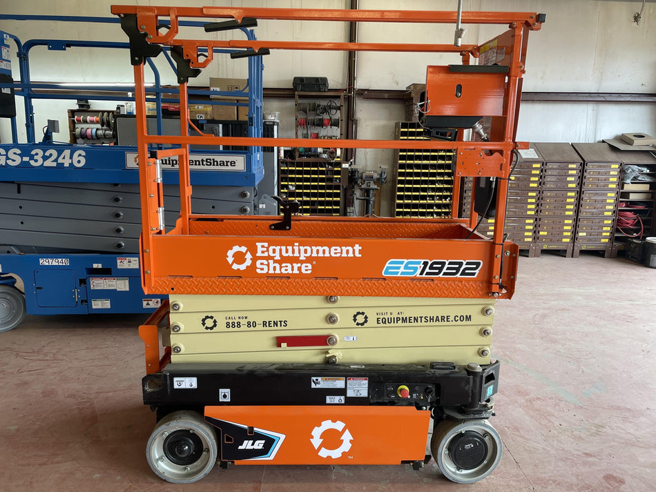 2023 JLG ES1932