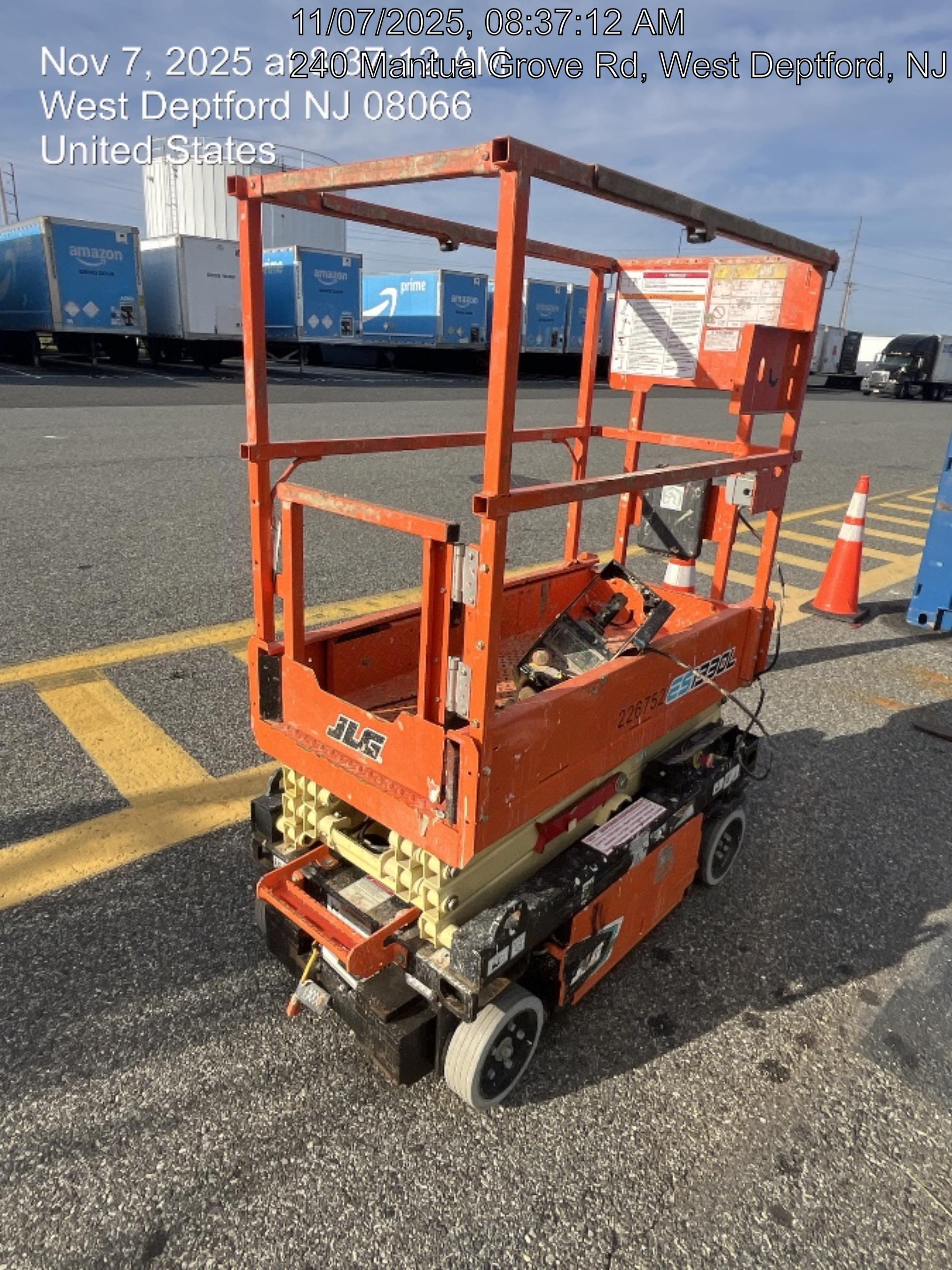 2022 JLG ES1330L