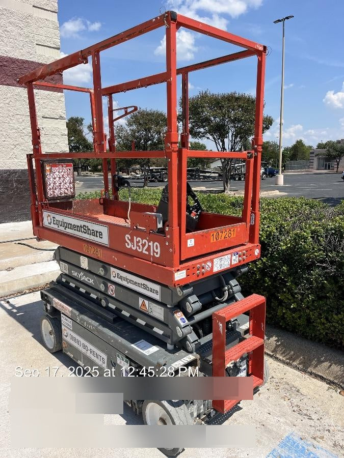2020 Skyjack SJIII-3219 Solid NM Tires, Half height spring hinged entry gate, Dual Beacons, 800W Inverter